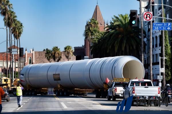巨大的火箭发动机抵达洛杉矶博物馆，用于展示“奋进号”航天飞机