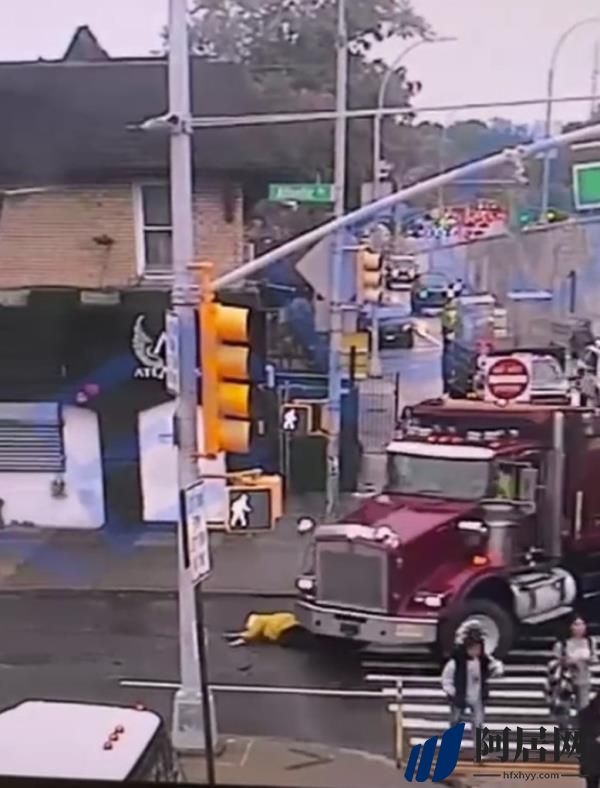 令人痛心的视频显示，自卸卡车致命地袭击了心爱的纽约交警
